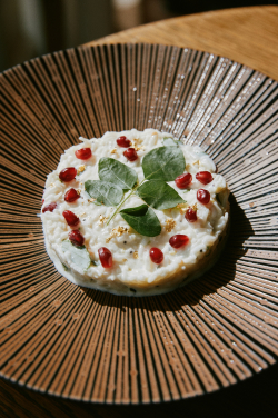 如能巧用剩飯，日常食材也能化為佳餚。由 Samaira Kavatkar 主廚打造的「南印度乳酪飯」，正是最佳示範。